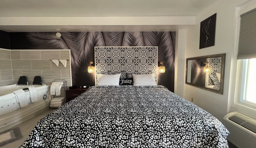 Design Room, 1 Queen Bed, Non Smoking, Hot Tub