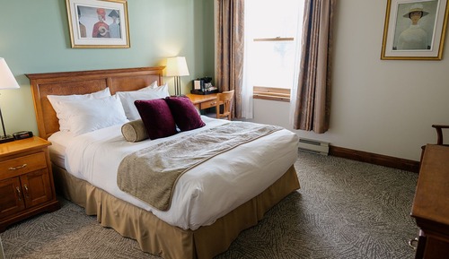 Standard Room, 1 Queen Bed, River View