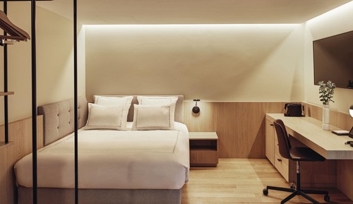 Classic Room with 1 queen bed facing the interi or of the hotel with no view