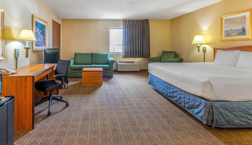 Deluxe Room, 1 King Bed, Non Smoking (Executive, Mountain/Pool View)