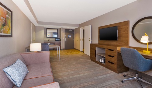 Suite, 1 King Bed, Accessible, Bathtub