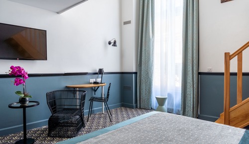 Duplex - Complimentary soft minibar, courtesy tray, Chromecast and digital press