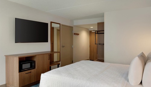 One King Bed, Non-Smoking, Accessible with Tub