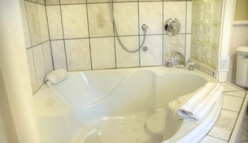 Deluxe Room, 1 Queen Bed, Jetted Tub