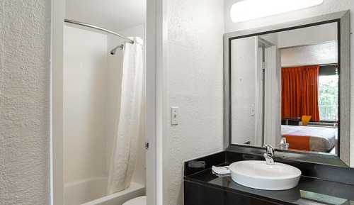 Deluxe Room, 1 Queen Bed, Smoking, Refrigerator & Microwave