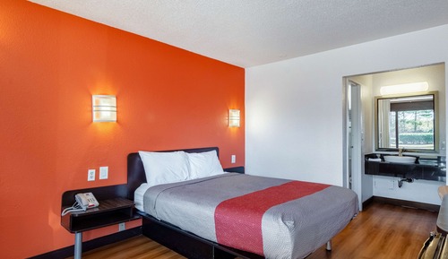Deluxe Room, 1 Queen Bed, Accessible, Non Smoking