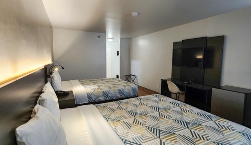 Standard Room, 2 Queen Beds, Roll-in Shower, Non Smoking