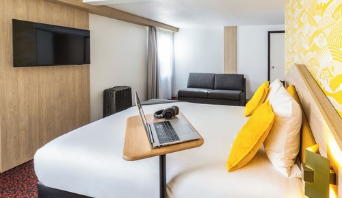 Family Room, 1 Queen Bed with Sofa bed (Comfort. 4 People)