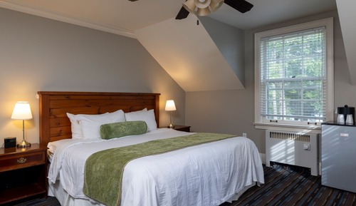 Premium Queen Room Shower - Lake View