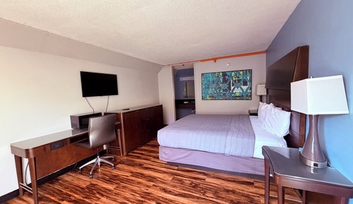 1 King Bed, Non Smoking, Kitchenette