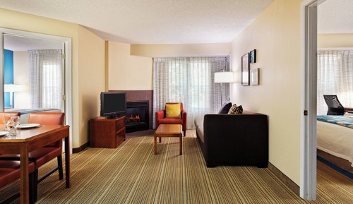 Suite, 2 Bedrooms (Mobility/Hearing Access, Roll-In Shwr)