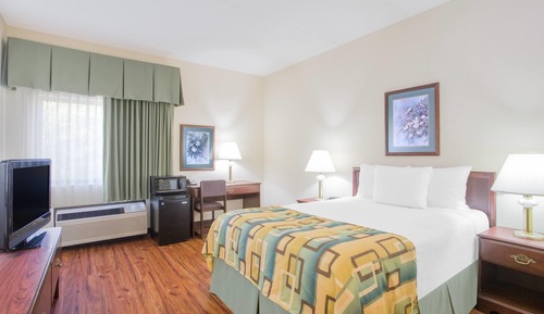 Standard Room, 1 Queen Bed, Accessible