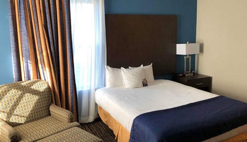 Room, 1 Queen Bed, Mobility Accessible, Non Smoking (Tub w/ Grab Bars, Balcony)