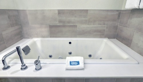 Suite, 1 King Bed, Jetted Tub (Living Area)