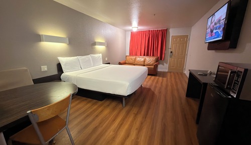 Deluxe Room (King w SofaBed)