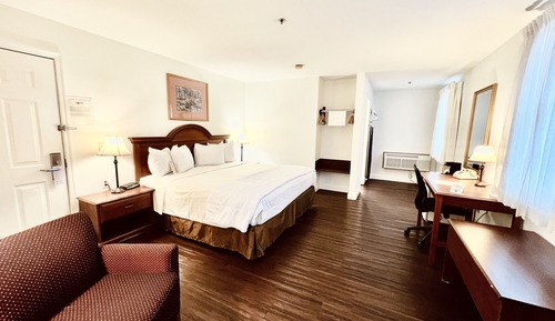 Room, 1 King Bed, Non Smoking, 1st Floor Village (Pet Friendly)