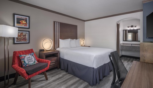 Standard Room, 1 Queen Bed, Non Smoking, Refrigerator & Microwave