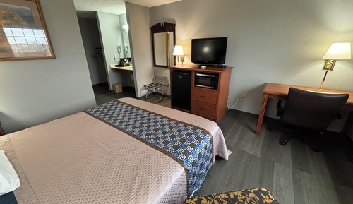 Standard Room, 1 King Bed, Bathtub Grab Bars, Ground Floor