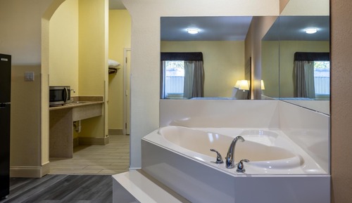 Suite, 1 King Bed, Non Smoking, Hot Tub (Refrigerator & Microwave)