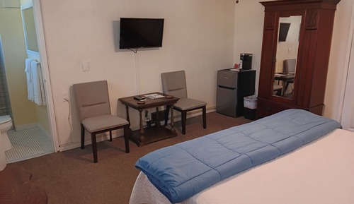 Comfort Room, 1 King Bed (Room 5)