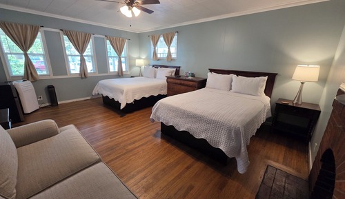 Comfort Room, 2 Queen Beds ( Private Hall Bath) 