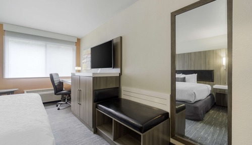 Standard Room, 1 Queen Bed, Non Smoking, Refrigerator & Microwave