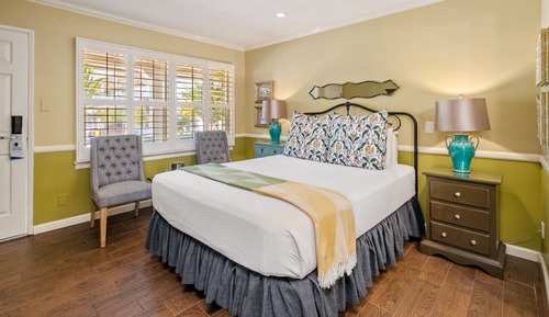Room, 1 Queen Bed (Trellis Court Building)