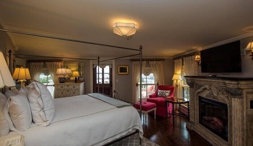 Room, 1 King Bed (Luxury Tall Tales Guesthouse 1 King R)