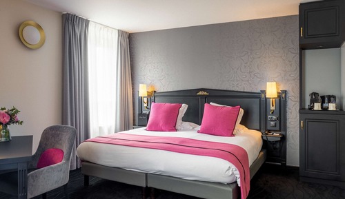 Deluxe Room, 1 King Bed, Non Smoking (Larger Room)