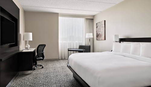 Room, 1 King Bed (Mobility Accessible, Tub)