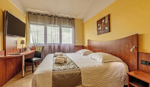 Family Room with Mezzanine (Access to sauna and steam bath)