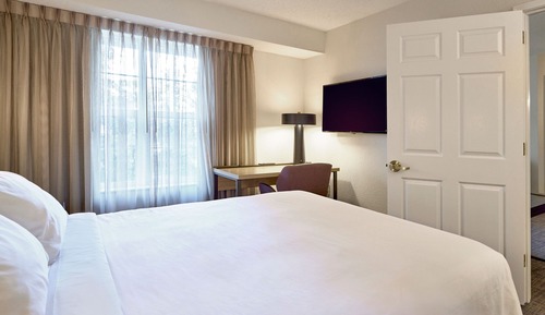 Suite, 2 Bedrooms (Mobility/Hearing Access, Roll-In Shwr)