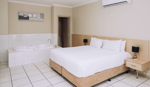 Standard Room, 1 King Bed, Jetted Tub, Ground Floor