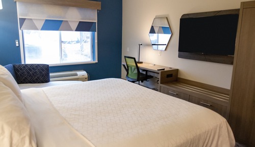 Standard Room, 1 King Bed, Roll-in Shower (Mobility Accessible)