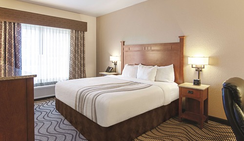 Standard Room, 1 King Bed, Refrigerator & Microwave, River View