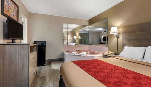 Room, 1 King Bed, Non Smoking (Upgrade)