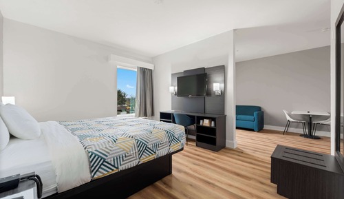 1 King Bed | Non-Smoking
