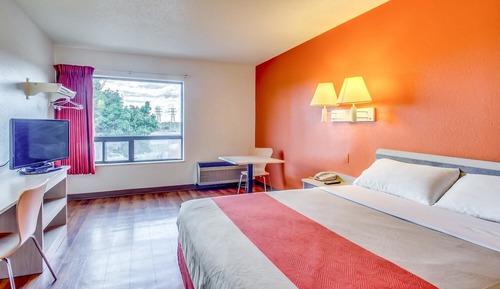 Deluxe Room, 1 Queen Bed, Non Smoking, Refrigerator & Microwave