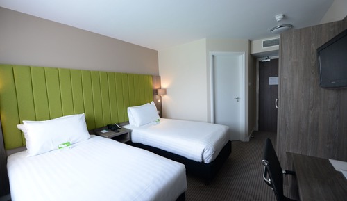 Standard Room, 2 Twin Beds (Parade Ring View)