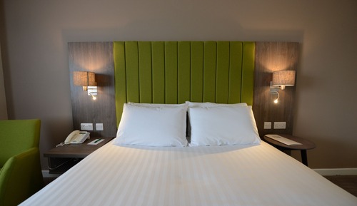 Standard Room, 1 King Bed (Parade Ring View)