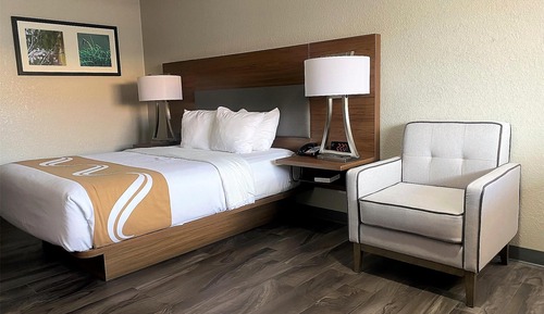 Standard Room, 1 Queen Bed, Non Smoking, Refrigerator & Microwave