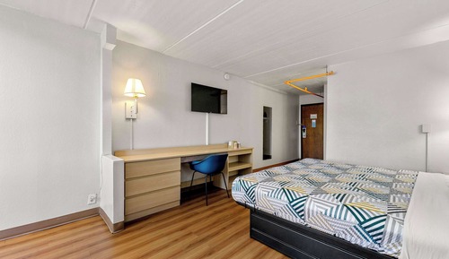Deluxe Room, 1 King Bed, Non Smoking, Refrigerator & Microwave