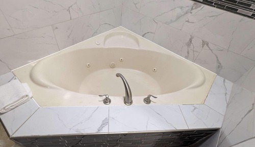 Standard Room, 1 King Bed, Smoking, Jetted Tub