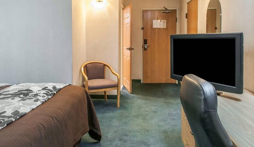 Standard Room, 1 King Bed, Accessible, Non Smoking