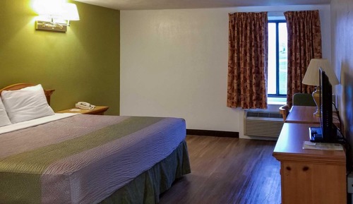 Deluxe Room, 1 King Bed, Non Smoking, Refrigerator & Microwave