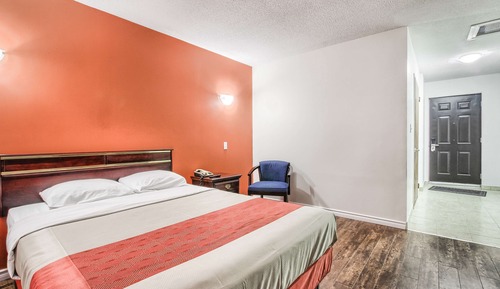 Standard Room, 1 Queen Bed, Non Smoking, Refrigerator & Microwave