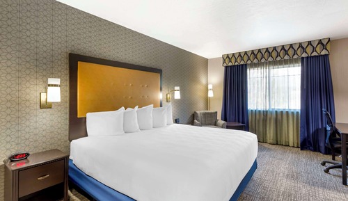 Standard Room, 1 King Bed, Accessible, Bathtub (2nd Floor)