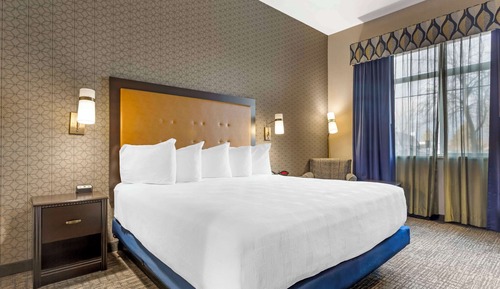 Standard Room, 1 King Bed, Accessible, Bathtub (1st Floor)