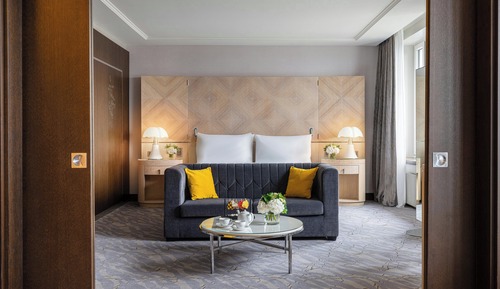 Suite, 1 King Bed, River View