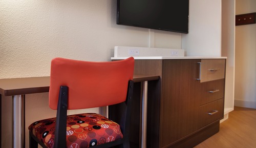 Preferred Room. Wheelchair accessible with roll-in shower and option for hearing accessibility. 1 ki